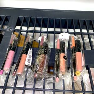 5 sets of lipgloss and liner